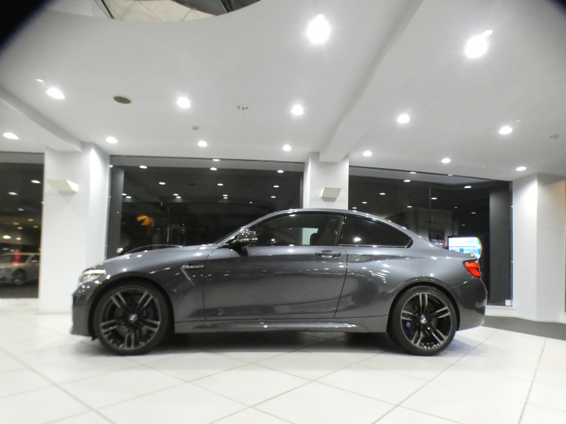 BMW Mシリーズ M2ｸｰﾍﾟ　☆後期 ｺﾝﾌｫA 黒革 ﾋｰﾀｰ ☆CS用ｱﾙｶﾝﾀﾗｽﾃｱﾘﾝｸﾞ ﾀｯﾁP対応iDriveﾅﾋﾞ ☆harman/k ☆TVﾁｭｰﾅｰ Bｶﾒﾗ PDC LEDﾗｲﾄ 専用ｴｸｽﾃﾘｱ&19AW 370ps　2年保証