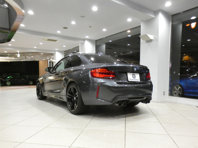BMW Mシリーズ M2ｸｰﾍﾟ　☆後期 ｺﾝﾌｫA 黒革 ﾋｰﾀｰ ☆CS用ｱﾙｶﾝﾀﾗｽﾃｱﾘﾝｸﾞ ﾀｯﾁP対応iDriveﾅﾋﾞ ☆harman/k ☆TVﾁｭｰﾅｰ Bｶﾒﾗ PDC LEDﾗｲﾄ 専用ｴｸｽﾃﾘｱ&19AW 370ps　2年保証