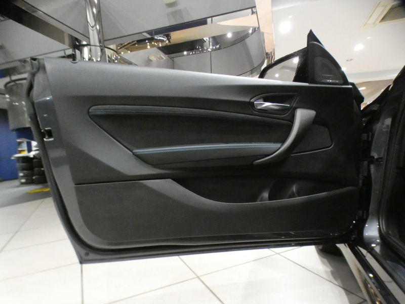 BMW Mシリーズ M2ｸｰﾍﾟ　☆後期 ｺﾝﾌｫA 黒革 ﾋｰﾀｰ ☆CS用ｱﾙｶﾝﾀﾗｽﾃｱﾘﾝｸﾞ ﾀｯﾁP対応iDriveﾅﾋﾞ ☆harman/k ☆TVﾁｭｰﾅｰ Bｶﾒﾗ PDC LEDﾗｲﾄ 専用ｴｸｽﾃﾘｱ&19AW 370ps　2年保証