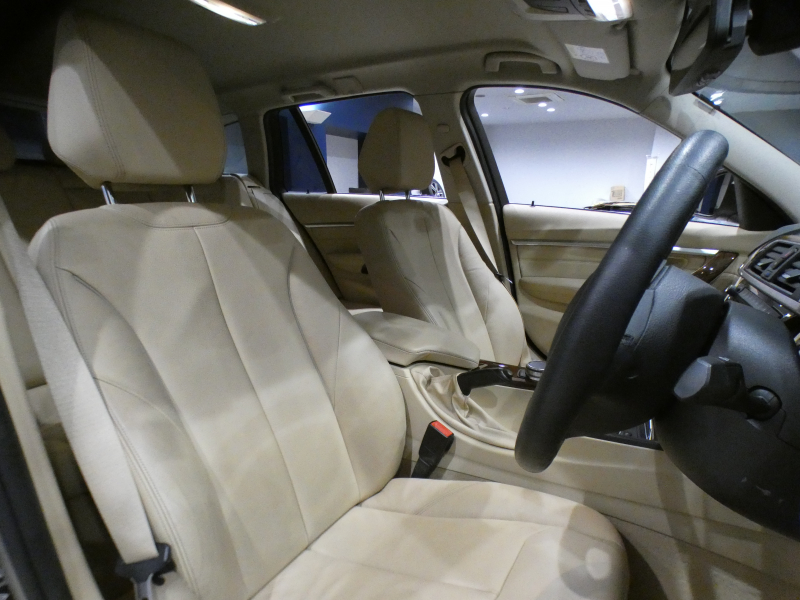 BMW 3シリーズ 320i XDriveﾂｰﾘﾝｸﾞ ﾗｸﾞｼﾞｭｱﾘｰ　後期 追ACC ﾚｰﾝCHW 衝突軽減 ☆ﾍｯﾄﾞｱｯﾌﾟDSP ﾍﾞｰｼﾞｭ革 ﾋｰﾀｰ ﾀｯﾁP対応iﾄﾞﾗｲﾌﾞﾅﾋﾞ(第6世代) ☆ﾄｯﾌﾟ･ｻｲﾄﾞﾋﾞｭｰｶﾒﾗ PDC ☆TVﾁｭｰﾅｰ LEDﾗｲﾄ&ﾃｰﾙﾗﾝﾌﾟ ｵｰﾄﾃｰﾙｹﾞｰﾄ　2年保証