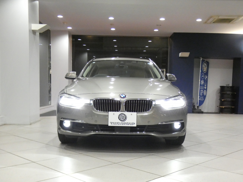 BMW 3シリーズ 320i XDriveﾂｰﾘﾝｸﾞ ﾗｸﾞｼﾞｭｱﾘｰ　後期 追ACC ﾚｰﾝCHW 衝突軽減 ☆ﾍｯﾄﾞｱｯﾌﾟDSP ﾍﾞｰｼﾞｭ革 ﾋｰﾀｰ ﾀｯﾁP対応iﾄﾞﾗｲﾌﾞﾅﾋﾞ(第6世代) ☆ﾄｯﾌﾟ･ｻｲﾄﾞﾋﾞｭｰｶﾒﾗ PDC ☆TVﾁｭｰﾅｰ LEDﾗｲﾄ&ﾃｰﾙﾗﾝﾌﾟ ｵｰﾄﾃｰﾙｹﾞｰﾄ　2年保証