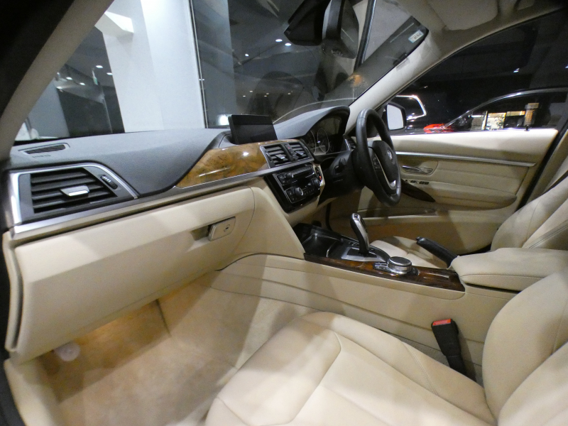 BMW 3シリーズ 320i XDriveﾂｰﾘﾝｸﾞ ﾗｸﾞｼﾞｭｱﾘｰ　後期 追ACC ﾚｰﾝCHW 衝突軽減 ☆ﾍｯﾄﾞｱｯﾌﾟDSP ﾍﾞｰｼﾞｭ革 ﾋｰﾀｰ ﾀｯﾁP対応iﾄﾞﾗｲﾌﾞﾅﾋﾞ(第6世代) ☆ﾄｯﾌﾟ･ｻｲﾄﾞﾋﾞｭｰｶﾒﾗ PDC ☆TVﾁｭｰﾅｰ LEDﾗｲﾄ&ﾃｰﾙﾗﾝﾌﾟ ｵｰﾄﾃｰﾙｹﾞｰﾄ　2年保証