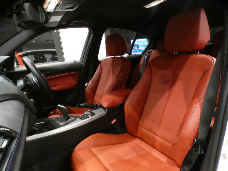 BMW 1シリーズ M135i 　ｺﾝﾌｫA ☆赤革 ﾋｰﾀｰ iDriveﾅﾋﾞ(CIC) BTｵｰﾃﾞｨｵ ☆Bｶﾒﾗ ｷｾﾉﾝ 専用ｴｸｽﾃﾘｱ&18AW 326ps　2年保証