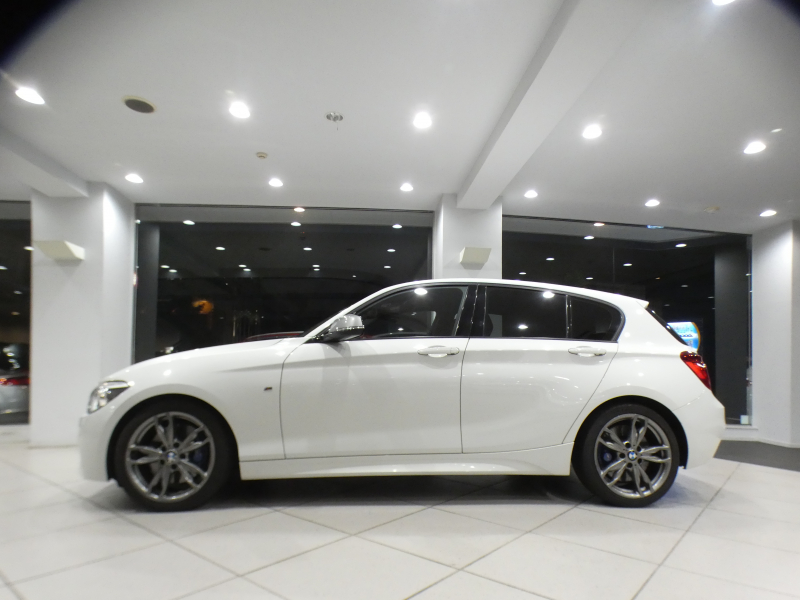 BMW 1シリーズ M135i 　ｺﾝﾌｫA ☆赤革 ﾋｰﾀｰ iDriveﾅﾋﾞ(CIC) BTｵｰﾃﾞｨｵ ☆Bｶﾒﾗ ｷｾﾉﾝ 専用ｴｸｽﾃﾘｱ&18AW 326ps　2年保証