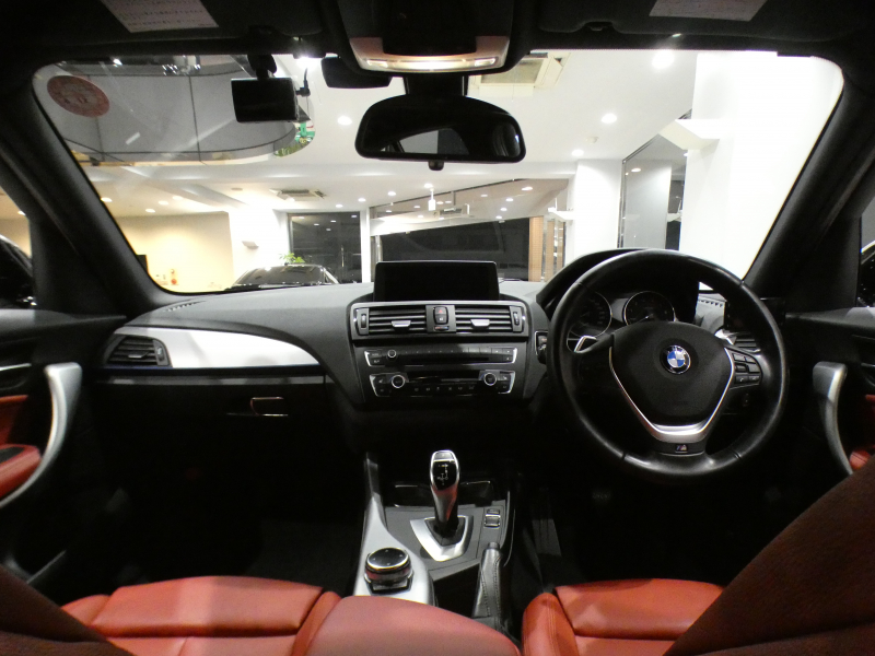 BMW 1シリーズ M135i 　ｺﾝﾌｫA ☆赤革 ﾋｰﾀｰ iDriveﾅﾋﾞ(CIC) BTｵｰﾃﾞｨｵ ☆Bｶﾒﾗ ｷｾﾉﾝ 専用ｴｸｽﾃﾘｱ&18AW 326ps　2年保証
