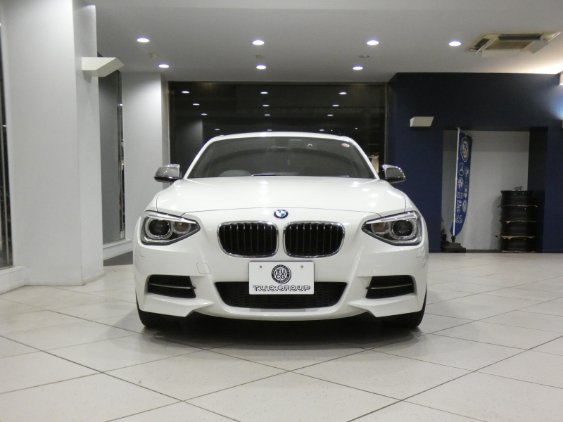 BMW 1シリーズ M135i 　ｺﾝﾌｫA ☆赤革 ﾋｰﾀｰ iDriveﾅﾋﾞ(CIC) BTｵｰﾃﾞｨｵ ☆Bｶﾒﾗ ｷｾﾉﾝ 専用ｴｸｽﾃﾘｱ&18AW 326ps　2年保証