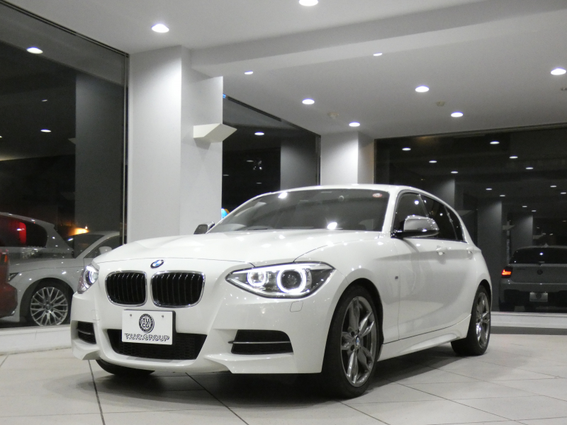 BMW 1シリーズ M135i 　ｺﾝﾌｫA ☆赤革 ﾋｰﾀｰ iDriveﾅﾋﾞ(CIC) BTｵｰﾃﾞｨｵ ☆Bｶﾒﾗ ｷｾﾉﾝ 専用ｴｸｽﾃﾘｱ&18AW 326ps　2年保証