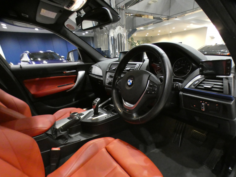 BMW 1シリーズ M135i 　ｺﾝﾌｫA ☆赤革 ﾋｰﾀｰ iDriveﾅﾋﾞ(CIC) BTｵｰﾃﾞｨｵ ☆Bｶﾒﾗ ｷｾﾉﾝ 専用ｴｸｽﾃﾘｱ&18AW 326ps　2年保証