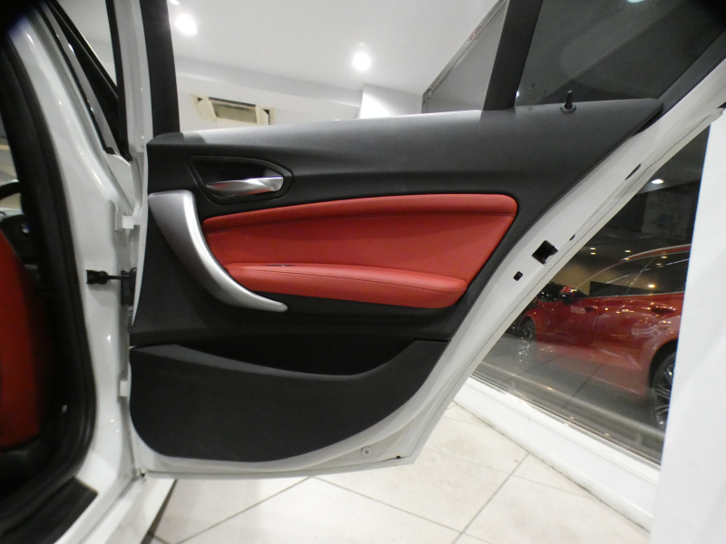 BMW 1シリーズ M135i 　ｺﾝﾌｫA ☆赤革 ﾋｰﾀｰ iDriveﾅﾋﾞ(CIC) BTｵｰﾃﾞｨｵ ☆Bｶﾒﾗ ｷｾﾉﾝ 専用ｴｸｽﾃﾘｱ&18AW 326ps　2年保証