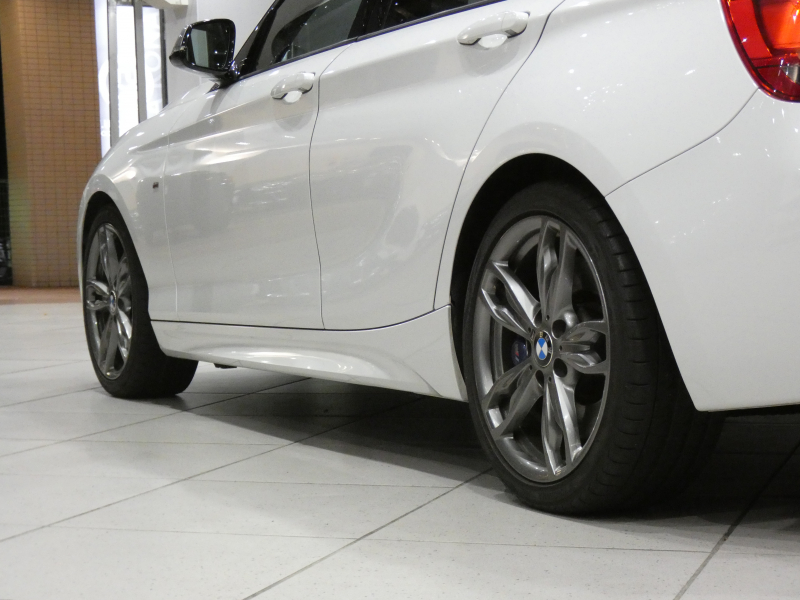BMW 1シリーズ M135i 　ｺﾝﾌｫA ☆赤革 ﾋｰﾀｰ iDriveﾅﾋﾞ(CIC) BTｵｰﾃﾞｨｵ ☆Bｶﾒﾗ ｷｾﾉﾝ 専用ｴｸｽﾃﾘｱ&18AW 326ps　2年保証