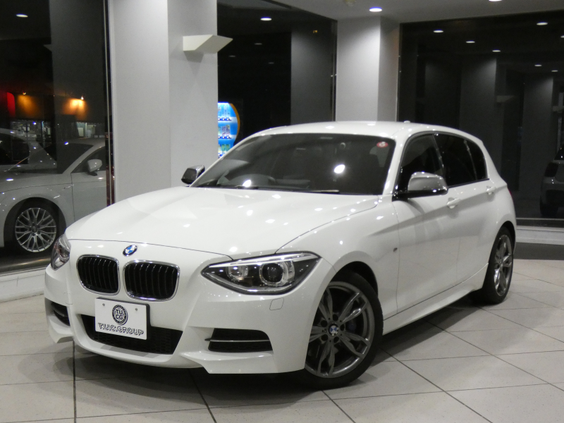BMW 1シリーズ M135i 　ｺﾝﾌｫA ☆赤革 ﾋｰﾀｰ iDriveﾅﾋﾞ(CIC) BTｵｰﾃﾞｨｵ ☆Bｶﾒﾗ ｷｾﾉﾝ 専用ｴｸｽﾃﾘｱ&18AW 326ps　2年保証