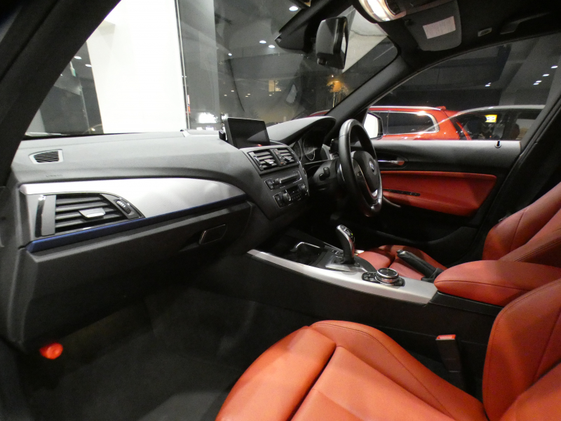 BMW 1シリーズ M135i 　ｺﾝﾌｫA ☆赤革 ﾋｰﾀｰ iDriveﾅﾋﾞ(CIC) BTｵｰﾃﾞｨｵ ☆Bｶﾒﾗ ｷｾﾉﾝ 専用ｴｸｽﾃﾘｱ&18AW 326ps　2年保証