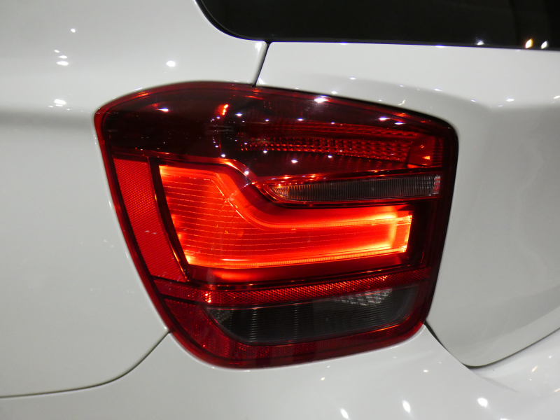BMW 1シリーズ M135i 　ｺﾝﾌｫA ☆赤革 ﾋｰﾀｰ iDriveﾅﾋﾞ(CIC) BTｵｰﾃﾞｨｵ ☆Bｶﾒﾗ ｷｾﾉﾝ 専用ｴｸｽﾃﾘｱ&18AW 326ps　2年保証
