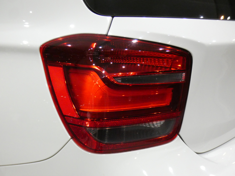 BMW 1シリーズ M135i 　ｺﾝﾌｫA ☆赤革 ﾋｰﾀｰ iDriveﾅﾋﾞ(CIC) BTｵｰﾃﾞｨｵ ☆Bｶﾒﾗ ｷｾﾉﾝ 専用ｴｸｽﾃﾘｱ&18AW 326ps　2年保証