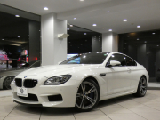 BMW Mシリーズ M6ｸｰﾍﾟ　ｺﾝﾌｫA 黒革 ﾋｰﾀｰ ｶｰﾎﾞﾝR iﾄﾞﾗｲﾌﾞﾅﾋﾞ(CIC) BTｵｰﾃﾞｨｵ Bｶﾒﾗ&ﾌﾛﾝﾄｶﾒﾗ PDC ﾍｯﾄﾞｱｯﾌﾟDSP LEDﾗｲﾄ 専用ｴｸｽﾃﾘｱ&20AW 560ps　2年保証