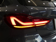 BMW 1シリーズ M135i XDrive　☆indivi外装 1ｵｰﾅｰ ｺﾝﾌｫA 追ACC ﾚｰﾝDW ﾚｰﾝCHW 衝突軽減 黒革Mｽﾎﾟｰﾂｼｰﾄ ﾗｲﾌﾞCP ﾍｯﾄﾞｱｯﾌﾟDSP Bｶﾒﾗ PDC ｵｰﾄﾃｰﾙｹﾞｰﾄ LEDﾗｲﾄ 専用ｴｸｽﾃﾘｱ&18AW 306ps　2年保証