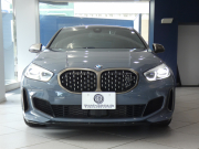 BMW 1シリーズ M135i XDrive　☆indivi外装 1ｵｰﾅｰ ｺﾝﾌｫA 追ACC ﾚｰﾝDW ﾚｰﾝCHW 衝突軽減 黒革Mｽﾎﾟｰﾂｼｰﾄ ﾗｲﾌﾞCP ﾍｯﾄﾞｱｯﾌﾟDSP Bｶﾒﾗ PDC ｵｰﾄﾃｰﾙｹﾞｰﾄ LEDﾗｲﾄ 専用ｴｸｽﾃﾘｱ&18AW 306ps　2年保証