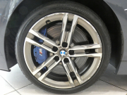 BMW 1シリーズ M135i XDrive　☆indivi外装 1ｵｰﾅｰ ｺﾝﾌｫA 追ACC ﾚｰﾝDW ﾚｰﾝCHW 衝突軽減 黒革Mｽﾎﾟｰﾂｼｰﾄ ﾗｲﾌﾞCP ﾍｯﾄﾞｱｯﾌﾟDSP Bｶﾒﾗ PDC ｵｰﾄﾃｰﾙｹﾞｰﾄ LEDﾗｲﾄ 専用ｴｸｽﾃﾘｱ&18AW 306ps　2年保証