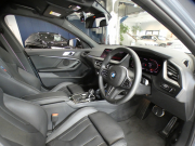 BMW 1シリーズ M135i XDrive　☆indivi外装 1ｵｰﾅｰ ｺﾝﾌｫA 追ACC ﾚｰﾝDW ﾚｰﾝCHW 衝突軽減 黒革Mｽﾎﾟｰﾂｼｰﾄ ﾗｲﾌﾞCP ﾍｯﾄﾞｱｯﾌﾟDSP Bｶﾒﾗ PDC ｵｰﾄﾃｰﾙｹﾞｰﾄ LEDﾗｲﾄ 専用ｴｸｽﾃﾘｱ&18AW 306ps　2年保証