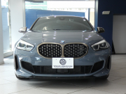 BMW 1シリーズ M135i XDrive　☆indivi外装 1ｵｰﾅｰ ｺﾝﾌｫA 追ACC ﾚｰﾝDW ﾚｰﾝCHW 衝突軽減 黒革Mｽﾎﾟｰﾂｼｰﾄ ﾗｲﾌﾞCP ﾍｯﾄﾞｱｯﾌﾟDSP Bｶﾒﾗ PDC ｵｰﾄﾃｰﾙｹﾞｰﾄ LEDﾗｲﾄ 専用ｴｸｽﾃﾘｱ&18AW 306ps　2年保証