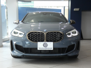 BMW 1シリーズ M135i XDrive　☆indivi外装 1ｵｰﾅｰ ｺﾝﾌｫA 追ACC ﾚｰﾝDW ﾚｰﾝCHW 衝突軽減 黒革Mｽﾎﾟｰﾂｼｰﾄ ﾗｲﾌﾞCP ﾍｯﾄﾞｱｯﾌﾟDSP Bｶﾒﾗ PDC ｵｰﾄﾃｰﾙｹﾞｰﾄ LEDﾗｲﾄ 専用ｴｸｽﾃﾘｱ&18AW 306ps　2年保証