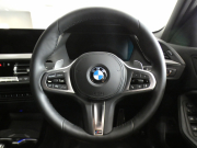 BMW 1シリーズ M135i XDrive　☆indivi外装 1ｵｰﾅｰ ｺﾝﾌｫA 追ACC ﾚｰﾝDW ﾚｰﾝCHW 衝突軽減 黒革Mｽﾎﾟｰﾂｼｰﾄ ﾗｲﾌﾞCP ﾍｯﾄﾞｱｯﾌﾟDSP Bｶﾒﾗ PDC ｵｰﾄﾃｰﾙｹﾞｰﾄ LEDﾗｲﾄ 専用ｴｸｽﾃﾘｱ&18AW 306ps　2年保証