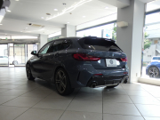 BMW 1シリーズ M135i XDrive　☆indivi外装 1ｵｰﾅｰ ｺﾝﾌｫA 追ACC ﾚｰﾝDW ﾚｰﾝCHW 衝突軽減 黒革Mｽﾎﾟｰﾂｼｰﾄ ﾗｲﾌﾞCP ﾍｯﾄﾞｱｯﾌﾟDSP Bｶﾒﾗ PDC ｵｰﾄﾃｰﾙｹﾞｰﾄ LEDﾗｲﾄ 専用ｴｸｽﾃﾘｱ&18AW 306ps　2年保証