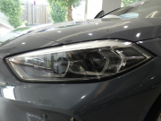 BMW 1シリーズ M135i XDrive　☆indivi外装 1ｵｰﾅｰ ｺﾝﾌｫA 追ACC ﾚｰﾝDW ﾚｰﾝCHW 衝突軽減 黒革Mｽﾎﾟｰﾂｼｰﾄ ﾗｲﾌﾞCP ﾍｯﾄﾞｱｯﾌﾟDSP Bｶﾒﾗ PDC ｵｰﾄﾃｰﾙｹﾞｰﾄ LEDﾗｲﾄ 専用ｴｸｽﾃﾘｱ&18AW 306ps　2年保証