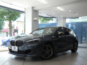 BMW 1シリーズ M135i XDrive　☆indivi外装 1ｵｰﾅｰ ｺﾝﾌｫA 追ACC ﾚｰﾝDW ﾚｰﾝCHW 衝突軽減 黒革Mｽﾎﾟｰﾂｼｰﾄ ﾗｲﾌﾞCP ﾍｯﾄﾞｱｯﾌﾟDSP Bｶﾒﾗ PDC ｵｰﾄﾃｰﾙｹﾞｰﾄ LEDﾗｲﾄ 専用ｴｸｽﾃﾘｱ&18AW 306ps　2年保証