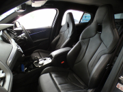 BMW 1シリーズ M135i XDrive　☆indivi外装 1ｵｰﾅｰ ｺﾝﾌｫA 追ACC ﾚｰﾝDW ﾚｰﾝCHW 衝突軽減 黒革Mｽﾎﾟｰﾂｼｰﾄ ﾗｲﾌﾞCP ﾍｯﾄﾞｱｯﾌﾟDSP Bｶﾒﾗ PDC ｵｰﾄﾃｰﾙｹﾞｰﾄ LEDﾗｲﾄ 専用ｴｸｽﾃﾘｱ&18AW 306ps　2年保証