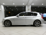 BMW 1シリーズ M135i ﾊﾟｰｷﾝｸﾞｻﾎﾟｰﾄPKG　ｺﾝﾌｫA ﾍｷｻｺﾞﾝｸﾛｽｼｰﾄ ｱﾝﾄﾞﾛｲﾄﾞﾓﾆﾀｰ(純正ﾅﾋﾞ表示可) BTｵｰﾃﾞｨｵ Bｶﾒﾗ Rｾﾝｻｰ ｷｾﾉﾝ 専用ｴｸｽﾃﾘｱ&18AW 320ps　2年保証