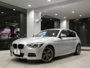 BMW 1シリーズ M135i ﾊﾟｰｷﾝｸﾞｻﾎﾟｰﾄPKG　ｺﾝﾌｫA ﾍｷｻｺﾞﾝｸﾛｽｼｰﾄ ｱﾝﾄﾞﾛｲﾄﾞﾓﾆﾀｰ(純正ﾅﾋﾞ表示可) BTｵｰﾃﾞｨｵ Bｶﾒﾗ Rｾﾝｻｰ ｷｾﾉﾝ 専用ｴｸｽﾃﾘｱ&18AW 320ps　2年保証