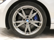 BMW 1シリーズ M135i ﾊﾟｰｷﾝｸﾞｻﾎﾟｰﾄPKG　ｺﾝﾌｫA ﾍｷｻｺﾞﾝｸﾛｽｼｰﾄ ｱﾝﾄﾞﾛｲﾄﾞﾓﾆﾀｰ(純正ﾅﾋﾞ表示可) BTｵｰﾃﾞｨｵ Bｶﾒﾗ Rｾﾝｻｰ ｷｾﾉﾝ 専用ｴｸｽﾃﾘｱ&18AW 320ps　2年保証