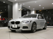 BMW 1シリーズ M135i ﾊﾟｰｷﾝｸﾞｻﾎﾟｰﾄPKG　ｺﾝﾌｫA ﾍｷｻｺﾞﾝｸﾛｽｼｰﾄ ｱﾝﾄﾞﾛｲﾄﾞﾓﾆﾀｰ(純正ﾅﾋﾞ表示可) BTｵｰﾃﾞｨｵ Bｶﾒﾗ Rｾﾝｻｰ ｷｾﾉﾝ 専用ｴｸｽﾃﾘｱ&18AW 320ps　2年保証