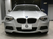 BMW 1シリーズ M135i ﾊﾟｰｷﾝｸﾞｻﾎﾟｰﾄPKG　ｺﾝﾌｫA ﾍｷｻｺﾞﾝｸﾛｽｼｰﾄ ｱﾝﾄﾞﾛｲﾄﾞﾓﾆﾀｰ(純正ﾅﾋﾞ表示可) BTｵｰﾃﾞｨｵ Bｶﾒﾗ Rｾﾝｻｰ ｷｾﾉﾝ 専用ｴｸｽﾃﾘｱ&18AW 320ps　2年保証