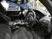 BMW 1シリーズ M135i ﾊﾟｰｷﾝｸﾞｻﾎﾟｰﾄPKG　ｺﾝﾌｫA ﾍｷｻｺﾞﾝｸﾛｽｼｰﾄ ｱﾝﾄﾞﾛｲﾄﾞﾓﾆﾀｰ(純正ﾅﾋﾞ表示可) BTｵｰﾃﾞｨｵ Bｶﾒﾗ Rｾﾝｻｰ ｷｾﾉﾝ 専用ｴｸｽﾃﾘｱ&18AW 320ps　2年保証