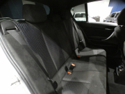 BMW 1シリーズ M135i ﾊﾟｰｷﾝｸﾞｻﾎﾟｰﾄPKG　ｺﾝﾌｫA ﾍｷｻｺﾞﾝｸﾛｽｼｰﾄ ｱﾝﾄﾞﾛｲﾄﾞﾓﾆﾀｰ(純正ﾅﾋﾞ表示可) BTｵｰﾃﾞｨｵ Bｶﾒﾗ Rｾﾝｻｰ ｷｾﾉﾝ 専用ｴｸｽﾃﾘｱ&18AW 320ps　2年保証