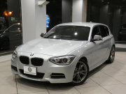 BMW 1シリーズ M135i ﾊﾟｰｷﾝｸﾞｻﾎﾟｰﾄPKG　ｺﾝﾌｫA ﾍｷｻｺﾞﾝｸﾛｽｼｰﾄ ｱﾝﾄﾞﾛｲﾄﾞﾓﾆﾀｰ(純正ﾅﾋﾞ表示可) BTｵｰﾃﾞｨｵ Bｶﾒﾗ Rｾﾝｻｰ ｷｾﾉﾝ 専用ｴｸｽﾃﾘｱ&18AW 320ps　2年保証