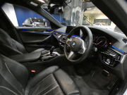 BMW 5シリーズ 523i Mｽﾎﾟｰﾂ ﾊｲﾗｲﾝPKG　ｺﾝﾌｫA Dｱｼｽﾄ+ 追ACC ﾚｰﾝCHW 衝突軽減 黒革 全席ﾋｰﾀｰ iﾄﾞﾗｲﾌﾞﾅﾋﾞ(第6世代ﾀｯﾁP対応) 全周囲ｶﾒﾗ PDC LEDﾗｲﾄ ｵｰﾄﾄﾗﾝｸ Mｽﾎﾟｰﾂｴｱﾛ&19AW ﾄﾗﾝｸｽﾎﾟｲﾗｰ　2年保証