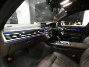 BMW 7シリーズ 750i Mｽﾎﾟｰﾂ　ｺﾝﾌｫA Dｱｼｽﾄ+ 追ACC ﾚｰﾝCHW 衝突軽減 茶革 全席ﾋｰﾀｰ ﾍﾞﾝﾁﾚｰﾀｰ ﾏｯｻｰｼﾞ機能 ｻﾝﾙｰﾌ ﾀｯﾁP対応iﾄﾞﾗｲﾌﾞﾅﾋﾞ(第6世代) 全周ｶﾒﾗ PDC ｼﾞｬｽﾁｬｰC LEDﾚｰｻﾞｰﾗｲﾄ Mｽﾎﾟｰﾂｴｱﾛ&20AW ｽﾎﾟｰﾂEX　2年保証
