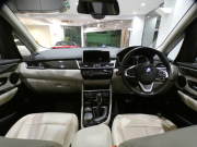 BMW 2シリーズ 218dｸﾞﾗﾝﾂｱﾗｰ ﾗｸﾞｼﾞｭｱﾘｰ ｾﾚｸﾄ&ADｱｸﾃｨﾌﾞｾｰﾌﾃｨPKG　後期 追ACC ﾚｰﾝDW ｲﾝﾃﾘS 白革 ﾊﾟﾉﾗﾏSR iﾄﾞﾗｲﾌﾞﾅﾋﾞ(第6世代 ﾀｯﾁP対応) ﾍｯﾄﾞｱｯﾌﾟDSP Bｶﾒﾗ PDC LEDﾗｲﾄ ｵｰﾄﾃｰﾙｹﾞｰﾄ　2年保証