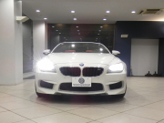BMW Mシリーズ M6ｶﾌﾞﾘｵﾚ　ｺﾝﾌｫA 赤革/黒幌 ﾋｰﾀｰ ﾍﾞﾝﾁﾚｰﾀｰ ﾏｯｻｰｼﾞ機能 iﾄﾞﾗｲﾌﾞﾅﾋﾞ(CIC) ☆B&Oｻｳﾝﾄﾞ ﾄｯﾌﾟ&ｻｲﾄﾞﾋﾞｭｰｶﾒﾗ PDC ﾍｯﾄﾞｱｯﾌﾟDSP LEDﾗｲﾄ 専用ｴｸﾃﾘｱ&20AW 560ps　2年保証