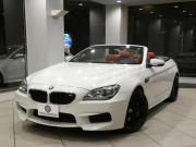 BMW Mシリーズ M6ｶﾌﾞﾘｵﾚ　ｺﾝﾌｫA 赤革/黒幌 ﾋｰﾀｰ ﾍﾞﾝﾁﾚｰﾀｰ ﾏｯｻｰｼﾞ機能 iﾄﾞﾗｲﾌﾞﾅﾋﾞ(CIC) ☆B&Oｻｳﾝﾄﾞ ﾄｯﾌﾟ&ｻｲﾄﾞﾋﾞｭｰｶﾒﾗ PDC ﾍｯﾄﾞｱｯﾌﾟDSP LEDﾗｲﾄ 専用ｴｸﾃﾘｱ&20AW 560ps　2年保証