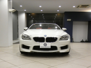 BMW Mシリーズ M6ｶﾌﾞﾘｵﾚ　ｺﾝﾌｫA 赤革/黒幌 ﾋｰﾀｰ ﾍﾞﾝﾁﾚｰﾀｰ ﾏｯｻｰｼﾞ機能 iﾄﾞﾗｲﾌﾞﾅﾋﾞ(CIC) ☆B&Oｻｳﾝﾄﾞ ﾄｯﾌﾟ&ｻｲﾄﾞﾋﾞｭｰｶﾒﾗ PDC ﾍｯﾄﾞｱｯﾌﾟDSP LEDﾗｲﾄ 専用ｴｸﾃﾘｱ&20AW 560ps　2年保証
