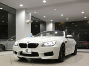 BMW Mシリーズ M6ｶﾌﾞﾘｵﾚ　ｺﾝﾌｫA 赤革/黒幌 ﾋｰﾀｰ ﾍﾞﾝﾁﾚｰﾀｰ ﾏｯｻｰｼﾞ機能 iﾄﾞﾗｲﾌﾞﾅﾋﾞ(CIC) ☆B&Oｻｳﾝﾄﾞ ﾄｯﾌﾟ&ｻｲﾄﾞﾋﾞｭｰｶﾒﾗ PDC ﾍｯﾄﾞｱｯﾌﾟDSP LEDﾗｲﾄ 専用ｴｸﾃﾘｱ&20AW 560ps　2年保証