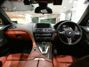 BMW Mシリーズ M6ｸﾞﾗﾝｸｰﾍﾟ　ｺﾝﾌｫA ﾚｰﾝCHW 赤革 ﾋｰﾀｰ ﾍﾞﾝﾁﾚｰﾀｰ iﾄﾞﾗｲﾌﾞﾅﾋﾞ(CIC) ☆B&Oｻｳﾝﾄﾞ ﾄｯﾌﾟ&ｻｲﾄﾞﾋﾞｭｰｶﾒﾗ ﾅｲﾄﾋﾞｼﾞｮﾝ PDC ﾍｯﾄﾞｱｯﾌﾟDSP LEDﾗｲﾄ 専用ｴｸﾃﾘｱ&20AW 560ps　2年保証