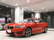 BMW 2シリーズ M235iｸｰﾍﾟ　☆6速MT ｺﾝﾌｫA ｸﾙｺﾝ ﾚｰﾝDW ｲﾝﾃﾘS ﾍｷｻｺﾞﾝｸﾛｽｼｰﾄ iﾄﾞﾗｲﾌﾞﾅﾋﾞ(NBT-EVO) TVﾁｭｰﾅｰ Bｶﾒﾗ PDC ｷｾﾉﾝ 専用ｴｸｽﾃﾘｱ&18AW Mｻｽ 326ps　2年保証