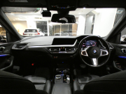 BMW 2シリーズ M235i Xﾄﾞﾗｲﾌﾞ ｸﾞﾗﾝｸｰﾍﾟ　ｺﾝﾌｫA Dｱｼｽﾄ 追ACC ﾚｰﾝDW 衝突軽減 黒革 ﾋｰﾀｰ iﾄﾞﾗｲﾌﾞﾅﾋﾞ(第7世代) Bｶﾒﾗ PDC LEDﾗｲﾄ ｱﾝﾋﾞｴﾝﾄﾗｲﾄ 専用ｴｸｽﾃﾘｱ&18AW 306ps　2年保証