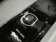 ボルボ V60 V60 T5 ｲﾝｽｸﾘﾌﾟｼｮﾝ　追ACC･LKA･ LCMA 白革 ﾋｰﾀｰ ﾍﾞﾝﾁﾚｰﾀｰ ﾏｯｻｰｼﾞ☆革張りﾀﾞｯｼｭﾎﾞｰﾄﾞ ☆ﾊﾟﾉﾗﾏSR ﾀｯﾁｽｸﾘｰﾝHDDﾅﾋﾞTV ☆B&Wｻｳﾝﾄﾞ 全周ｶﾒﾗ ﾍｯﾄﾞｱｯﾌﾟDSP LEDﾗｲﾄ ｵｰﾄﾃｰﾙｹﾞｰﾄ OP19AW　2年保証