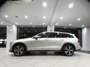 ボルボ V60 V60ｸﾛｽｶﾝﾄﾘｰ T5ﾌﾟﾛ AWD　☆1ｵｰﾅｰ 追ACC･LKA･ LCMA 白革 ﾋｰﾀｰ ﾍﾞﾝﾁﾚｰﾀｰ ﾏｯｻｰｼﾞ機能 ﾀｯﾁｽｸﾘｰﾝHDDﾅﾋﾞTV harman/K 全周囲ｶﾒﾗ ﾍｯﾄﾞｱｯﾌﾟDSP LEDﾗｲﾄ ｵｰﾄﾃｰﾙｹﾞｰﾄ 19AW　2年保証